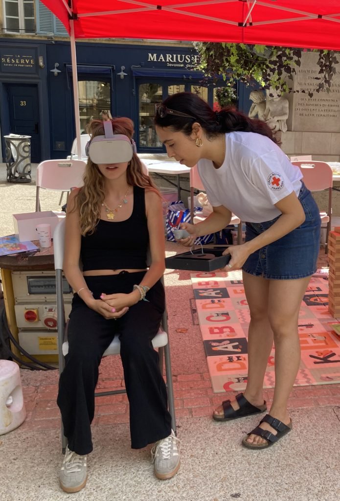 Caravaner explaining the headset activity to a participant.